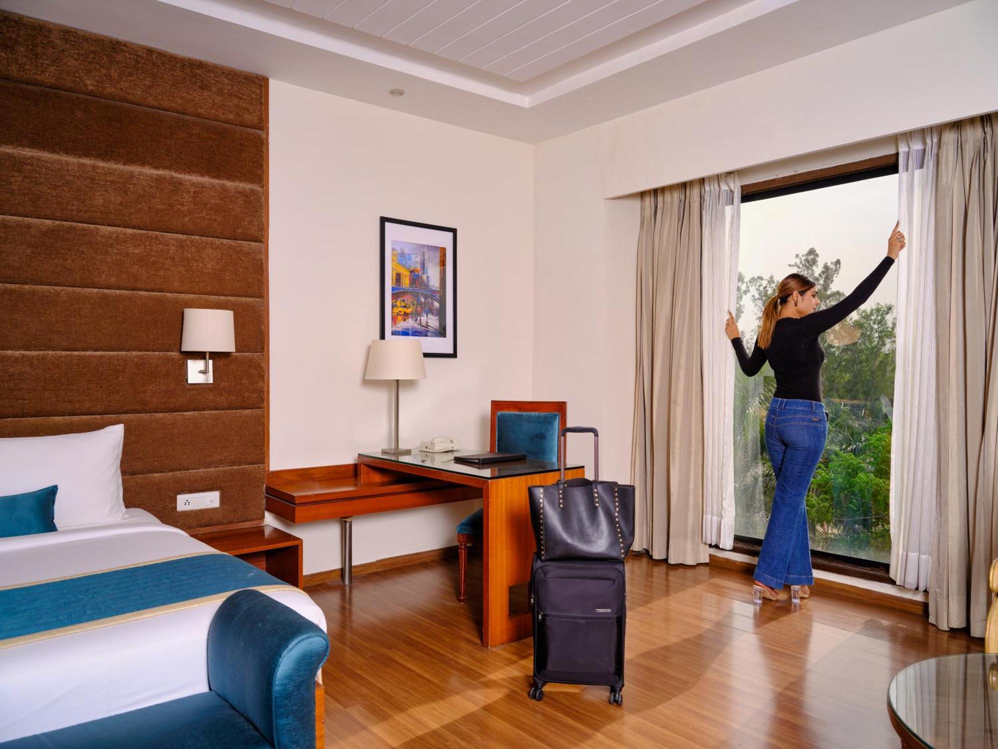 Best Western Country Woods Ambāla エクステリア 写真