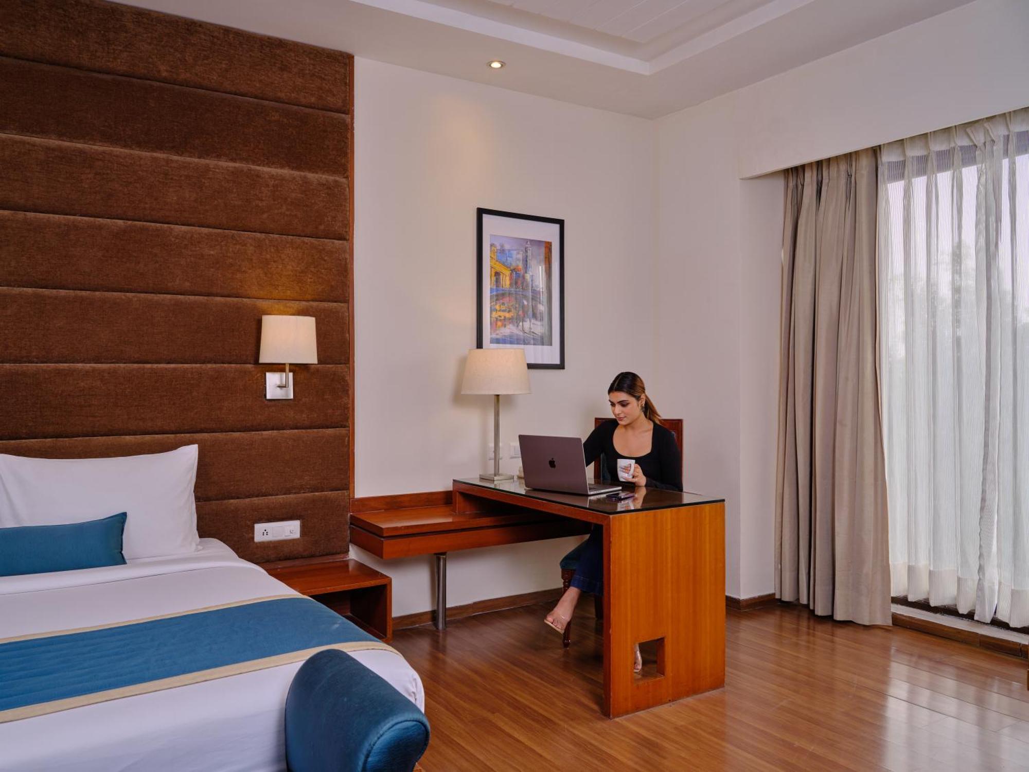 Best Western Country Woods Ambāla エクステリア 写真