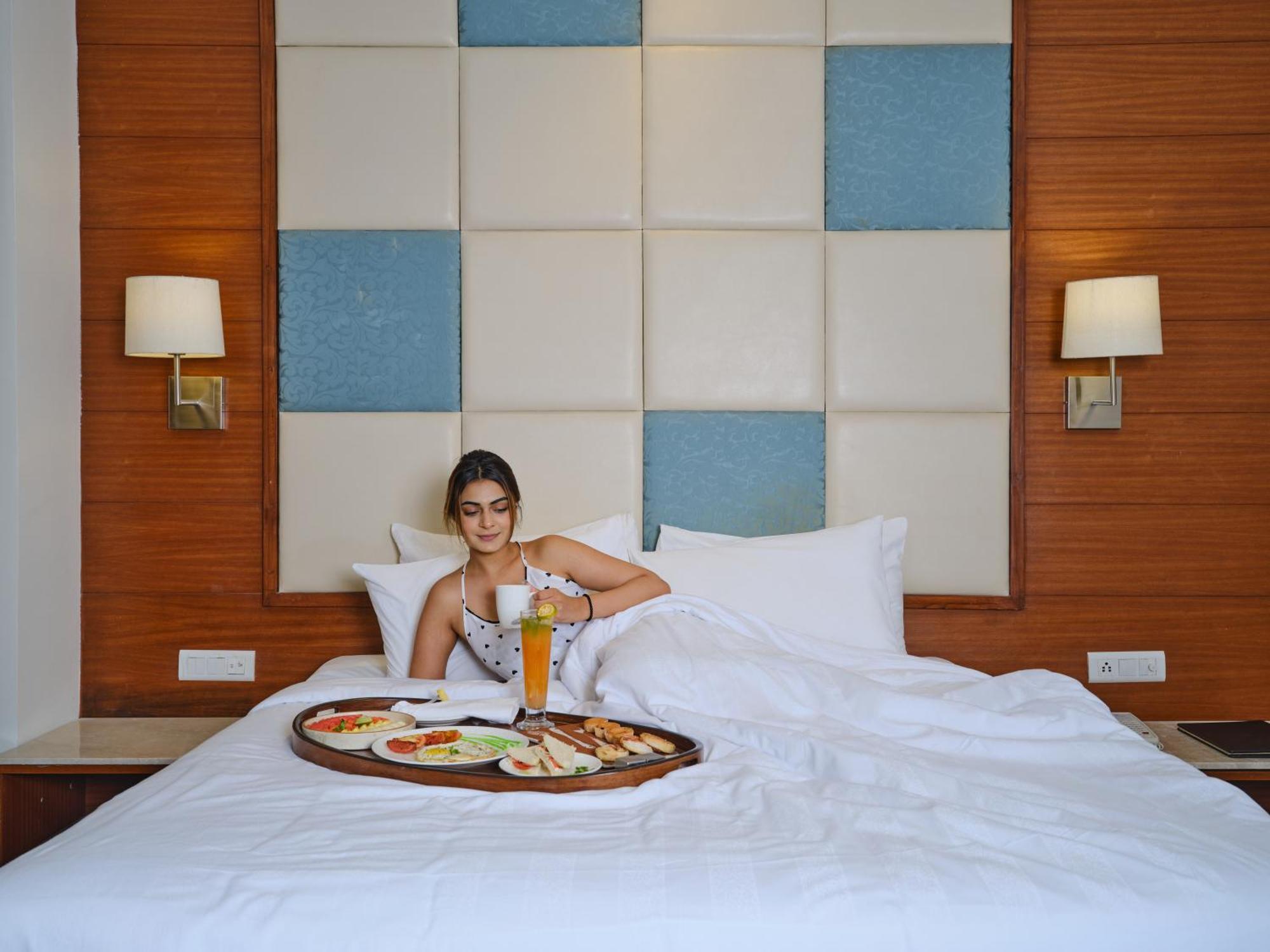Best Western Country Woods Ambāla エクステリア 写真